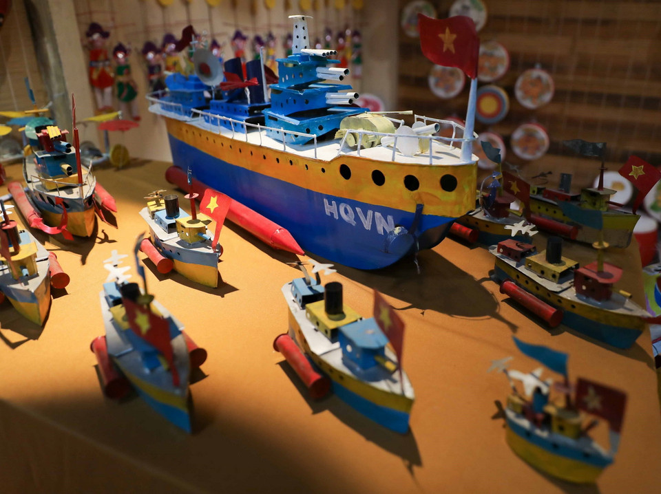 Không chỉ các em nhỏ mà cả người lớn cũng sẽ được ngắm lại những món đồ chơi trung thu truyền thông gắn với tuổi thơ. (Ảnh: Thanh Tùng/TTXVN)