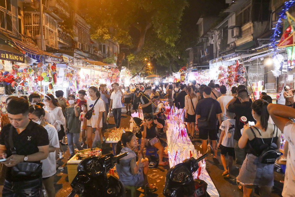 Phố Hàng Mã đông đúc trước Tết Trung thu. (Ảnh: Tuấn Đức/TTXVN)