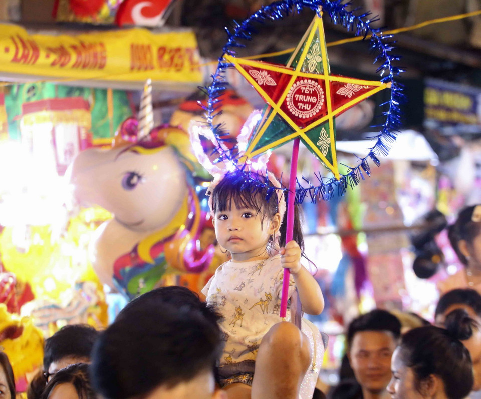 Đèn ông sao truyền thống vẫn luôn là lựa chọn số một của các em nhỏ khi được bố mẹ đưa đi mua sắm ở phố Hàng Mã trong dịp Tết Trung thu. (Ảnh: Tuấn Đức/TTXVN)