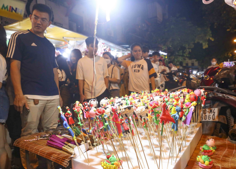 Đồ chơi truyền thống Việt Nam tràn ngập phố Hàng Mã. (Ảnh: Tuấn Đức/TTXVN)