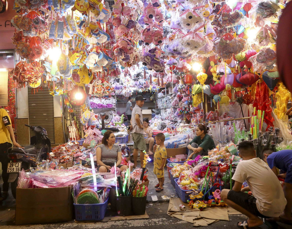 Đồ chơi truyền thống Việt Nam tràn ngập phố Hàng Mã. (Ảnh: Tuấn Đức/TTXVN)