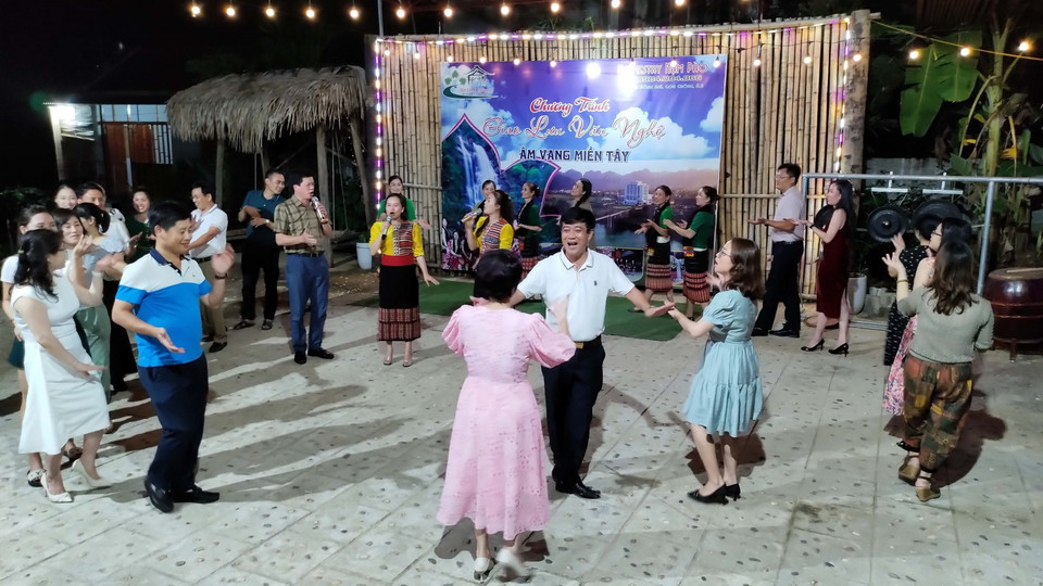  Du khách hòa mình trong điệu nhảy và các tiết mục văn hóa văn nghệ của đồng bào dân tộc Thái Nghệ An khi đến các điểm du lịch cộng đồng. (Ảnh: Nguyễn Văn Nhật/TTXVN)