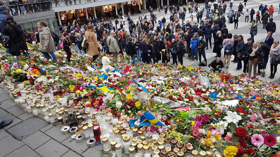 Phát biểu sau một phút tưởng niệm các nạn nhân, Thủ tướng Lofven khẳng định ​''sẽ không bao giờ đầu hàng trước khủng bố.'' (Ảnh: Hiếu Đoàn) 