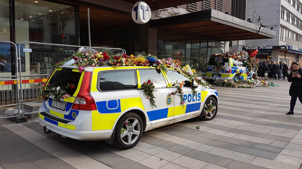 Trước đó, nhiều người dân Thụy Điển cũng tự tưởng niệm các nạn nhân. (Ảnh: Hiếu Đoàn)