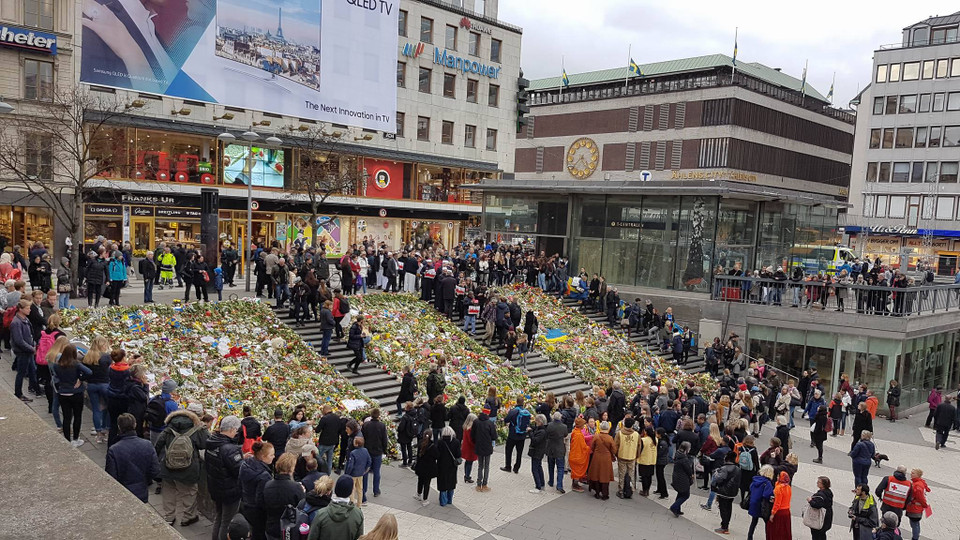 Ngày 10/4, Thụy Điển đã tổ chức lễ tưởng niệm các nạn nhân trong vụ tấn công khủng bố bằng xe tải khiến 4 người thiệt mạng và 15 người bị thương trên phố Drottninggatan. (Ảnh: Hiếu Đoàn)