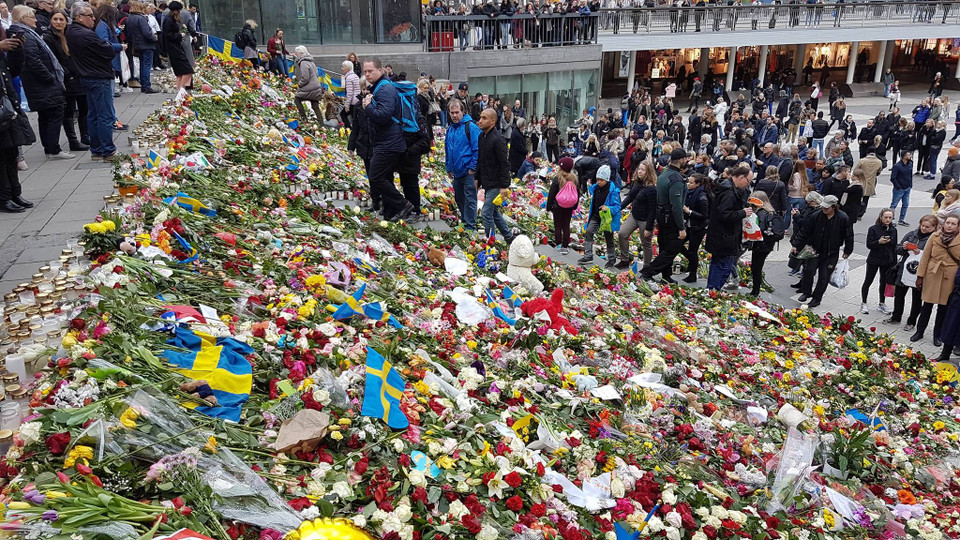 Thủ tướng Thụy Điển Stefan Lofven và Nhà vua Carl XVI Gustaf, các thành viên trong gia đình Hoàng gia Thụy Điển cùng đại diện các tổ chức ngoại giao, các nghị sĩ và giới chức Stockholm đã tham dự buổi lễ được tổ chức bên ngoài Tòa thị chính ở thủ đô Stockholm. (Ảnh: Hiếu Đoàn)