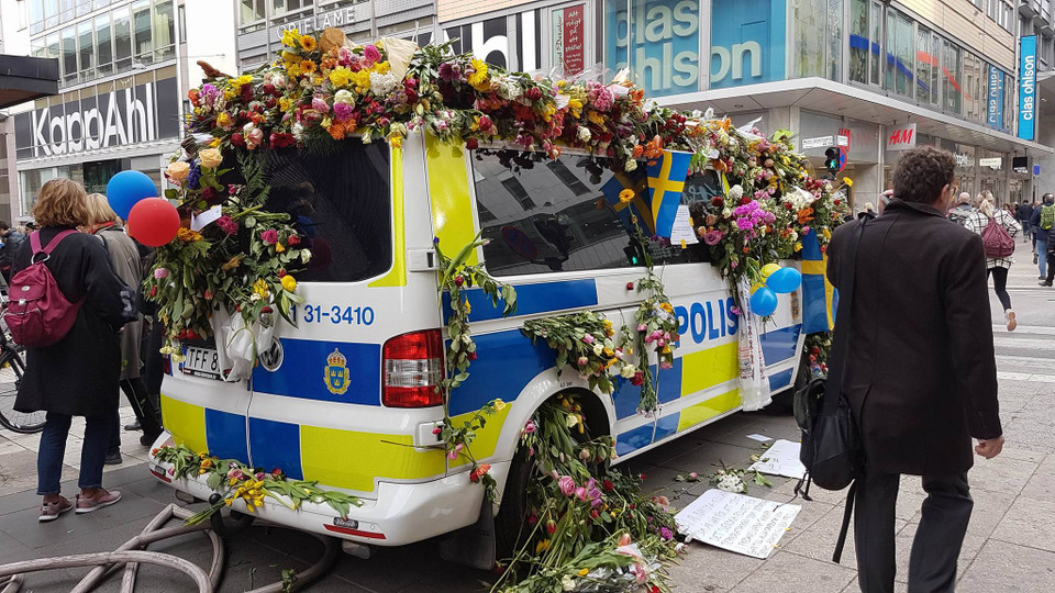 Nhiều người dân Thụy Điển cũng tự tưởng niệm các nạn nhân. (Ảnh: Hiếu Đoàn)