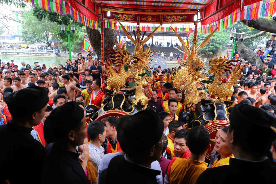 Nghi lễ rước kiệu và pháo ra đình. 