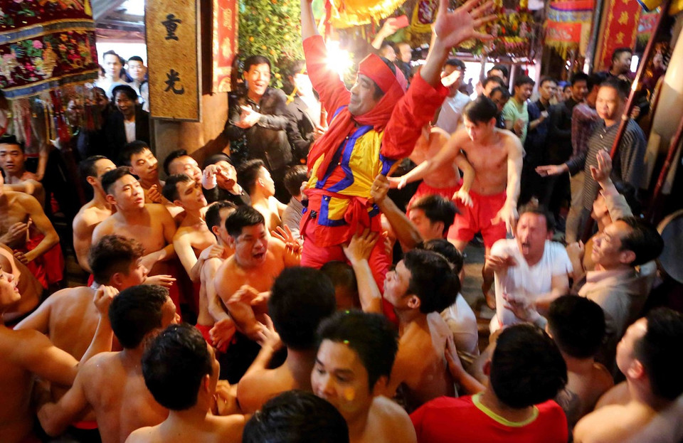 Nghi lễ ''dô ông đám'' tại lễ rước pháo Đồng Kỵ.