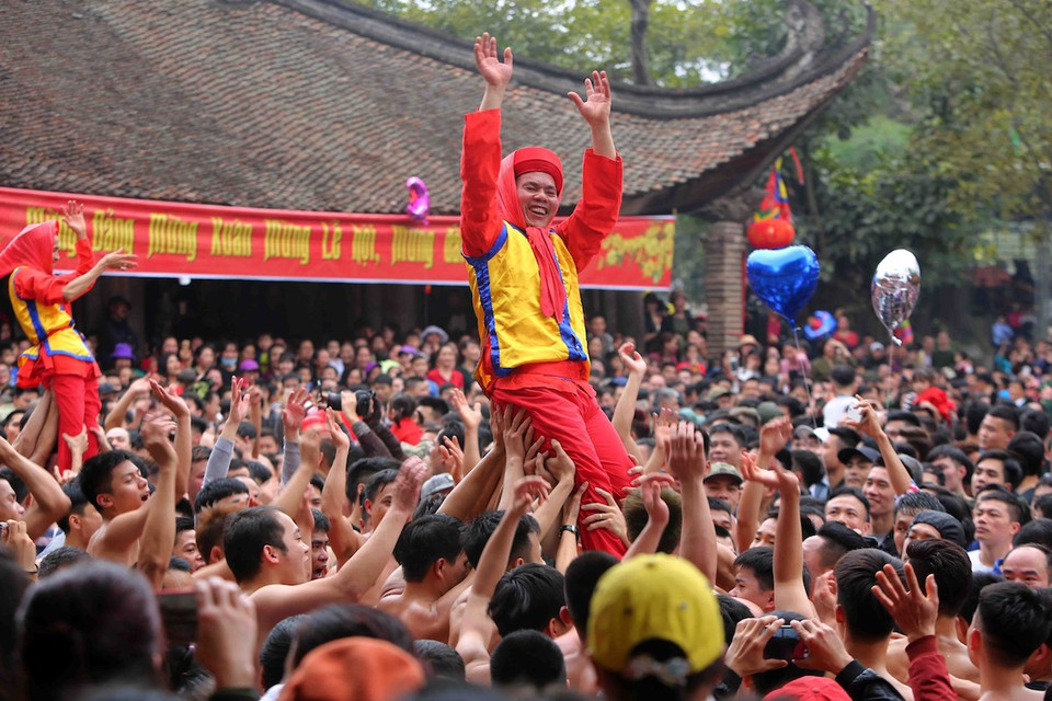 Nghi lễ ''dô ông đám'' tại lễ rước pháo Đồng Kỵ.