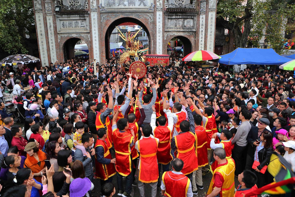 Nghi lễ rước kiệu và pháo ra đình. 