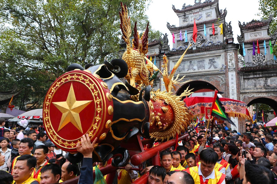 Nghi lễ rước kiệu và pháo ra đình. 