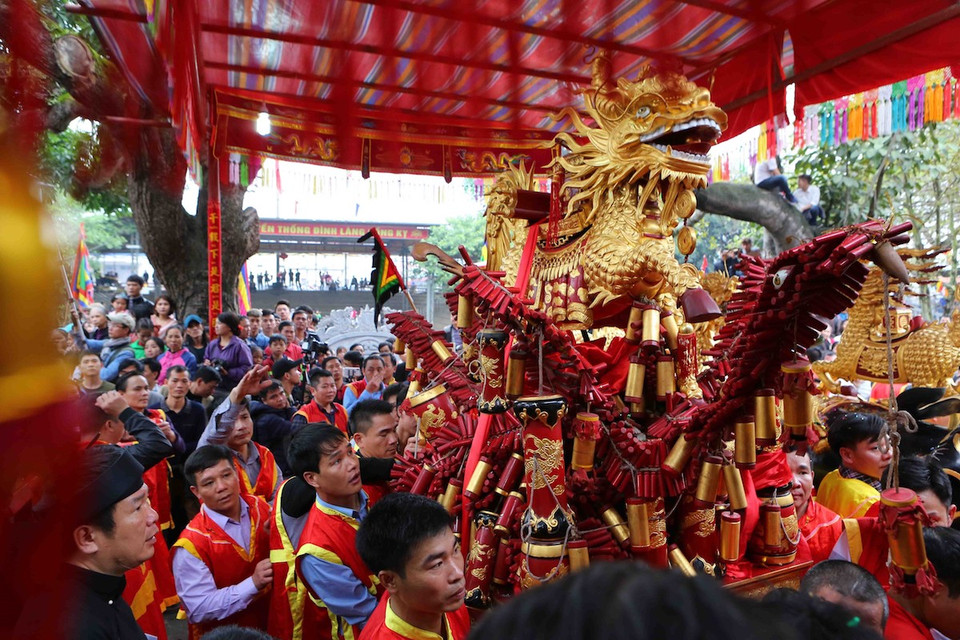 Nghi lễ rước kiệu và pháo ra đình. 