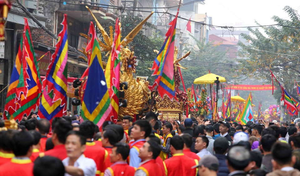 Nghi lễ rước kiệu và pháo ra đình. 