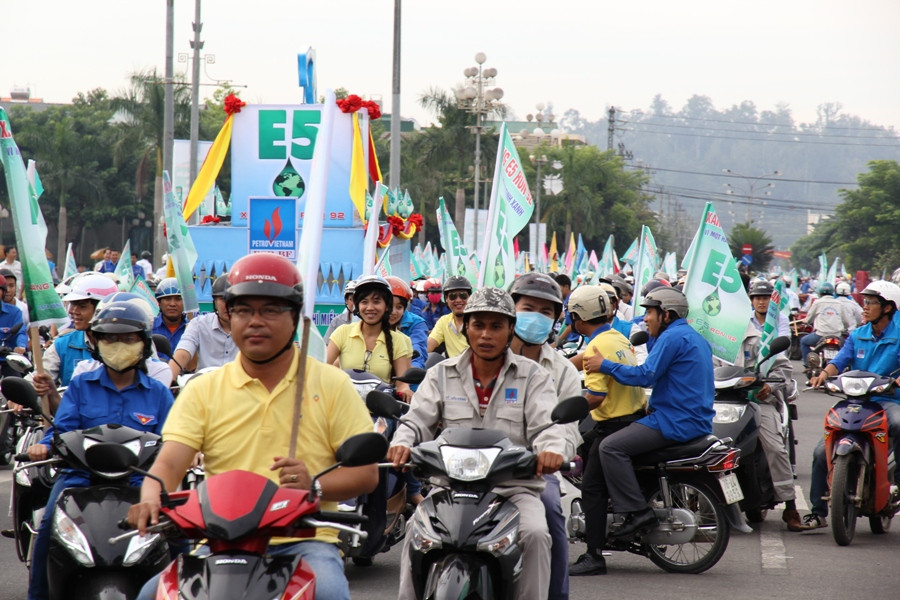 Lễ phát động, tuyên truyền sử dụng xăng E5 RON 92 tại thành phố Quảng Ngãi. (Ảnh: PV/Vietnam+)