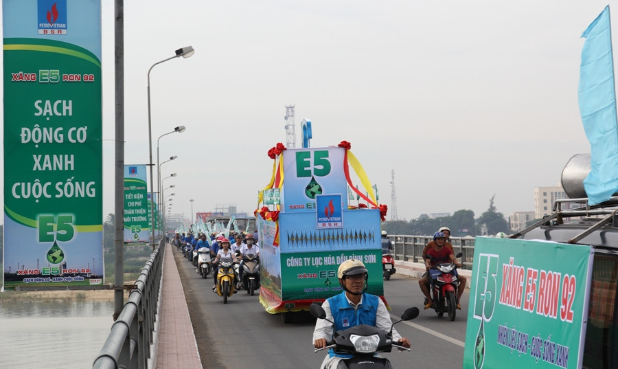 Lễ phát động, tuyên truyền sử dụng xăng E5 RON 92 tại thành phố Quảng Ngãi. (Ảnh: PV/Vietnam+)