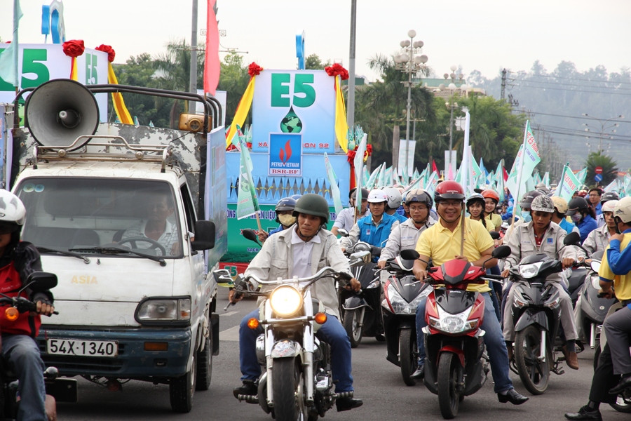 Lễ phát động, tuyên truyền sử dụng xăng E5 RON 92 tại thành phố Quảng Ngãi. (Ảnh: PV/Vietnam+)