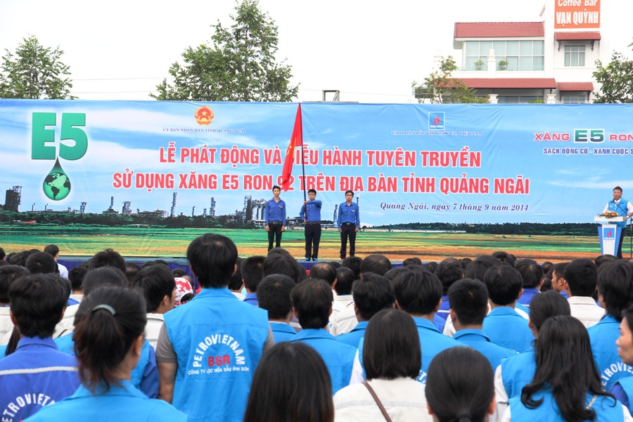 Lễ phát động, tuyên truyền sử dụng xăng E5 RON 92 tại thành phố Quảng Ngãi. (Ảnh: PV/Vietnam+)