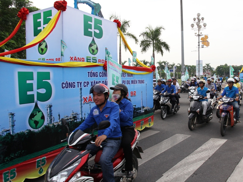 Lễ phát động, tuyên truyền sử dụng xăng E5 RON 92 tại thành phố Quảng Ngãi. (Ảnh: PV/Vietnam+)