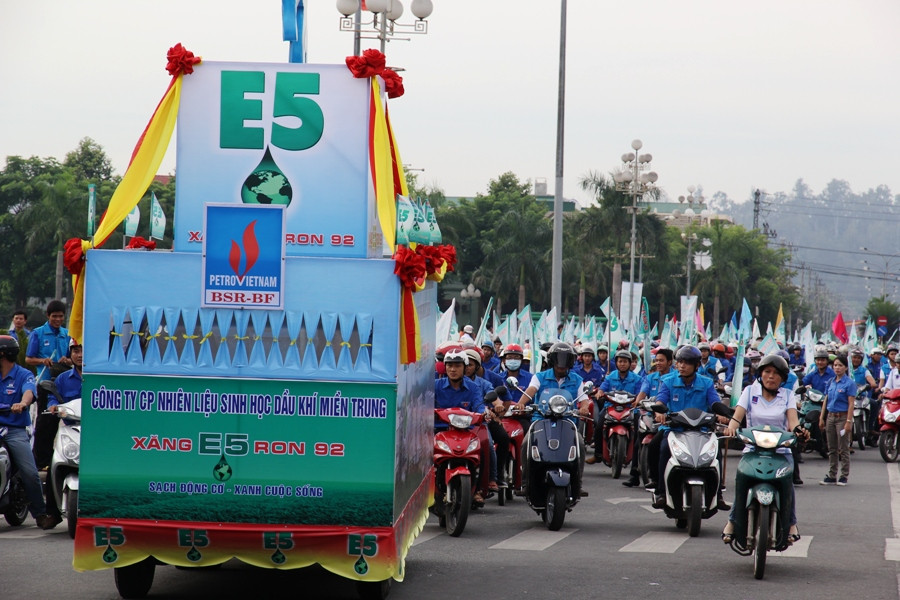 Lễ phát động, tuyên truyền sử dụng xăng E5 RON 92 tại thành phố Quảng Ngãi. (Ảnh: PV/Vietnam+)