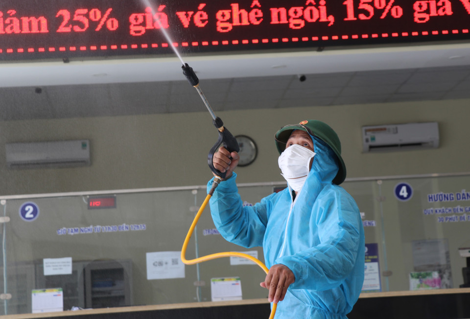 Chiến sỹ Bộ Chỉ huy Quân sự tỉnh Phú Yên phun khử khuẩn tại Ga Tuy Hòa. (Ảnh: Phạm Cường/TTXVN)