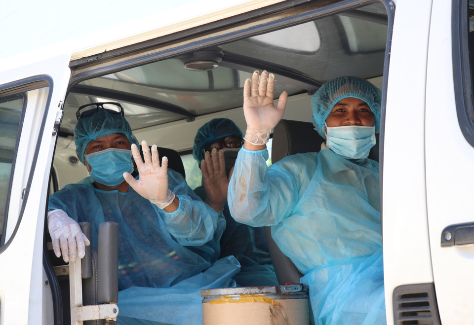 Các cán bộ Trung tâm Y tế thành phố Tuy Hòa trên xe đến điểm phun khử khuẩn các khu vực có nguy cơ lây nhiễm trên địa bàn thành phố Tuy Hòa với niềm tin sẽ chiến thắng dịch COVID-19. (Ảnh: Phạm Cường/TTXVN)