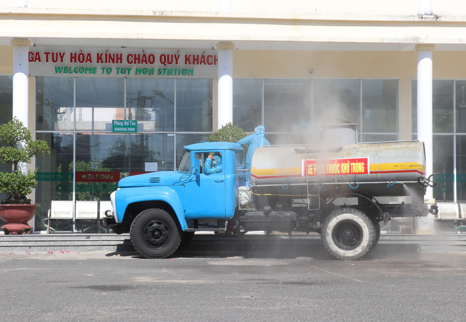 Xe chuyên dụng của Bộ Chỉ huy Quân sự tỉnh Phú Yên phun khử khuẩn tại Ga Tuy Hòa. (Ảnh: Phạm Cường/TTXVN)