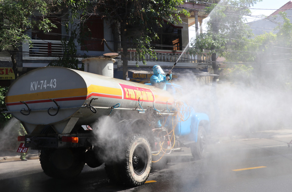 Trung tâm Y tế thành phố Tuy Hòa cũng huy động lực lượng tiến hành phun khử khuẩn tại các khu vực, nơi có F0 đến theo truy vết của cơ quan chức năng tỉnh, các dân cư, cơ quan, công sở, trường học, điểm chợ truyền thống có nguy cơ lây nhiễm. (Ảnh: Phạm Cường/TTXVN)