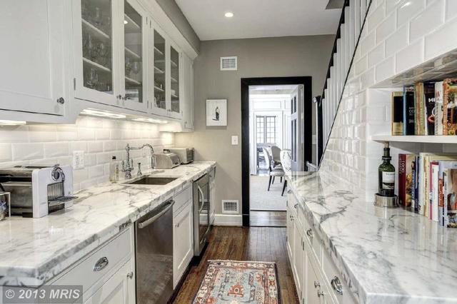 Một góc cầu thang trong ngôi nhà (Nguồn: New York Daily News)