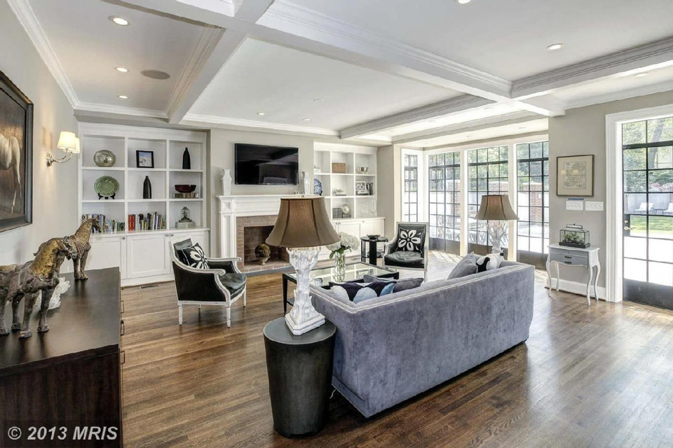 Phòng khách thứ hai với view nhìn ra sân sau (Nguồn: New York Daily News)