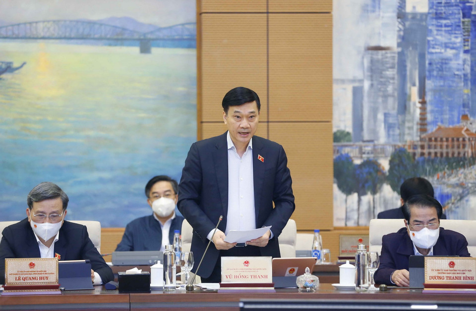 Chủ nhiệm Ủy ban Kinh tế của Quốc hội Vũ Hồng Thanh trình bày báo cáo thẩm tra. (Ảnh: Doãn Tấn/TTXVN)