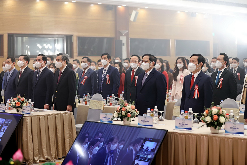  Thủ tướng Phạm Minh Chính và các đại biểu thực hiện nghi lễ chào cờ Tổ quốc. (Ảnh: Dương Giang/TTXVN) 