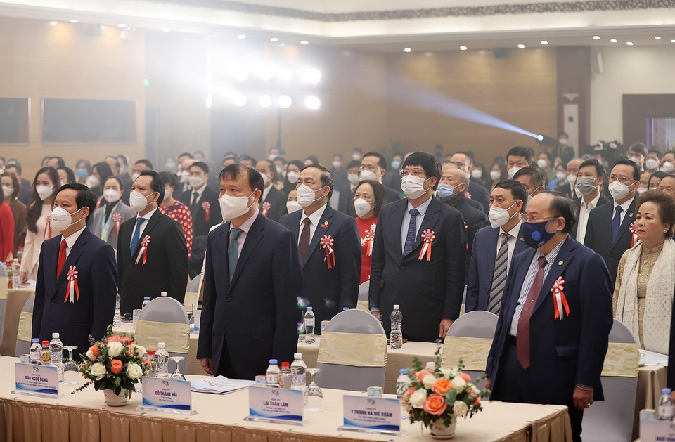  Các đại biểu dự Đại hội thực hiện nghi lễ chào cờ Tổ quốc. (Ảnh: Dương Giang/TTXVN) 