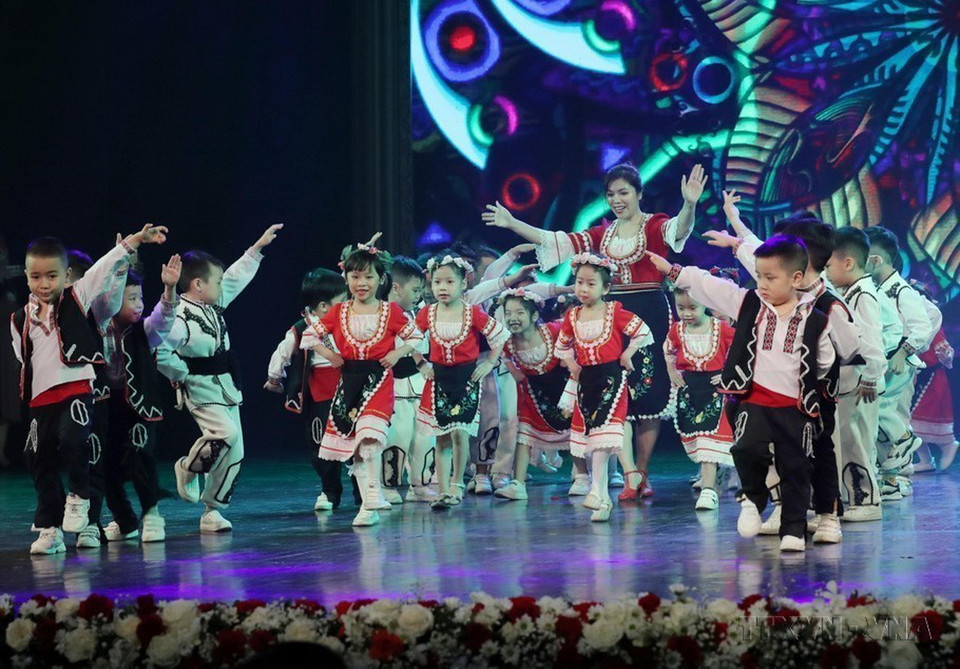 Thiếu nhi Việt Nam biểu diễn nghệ thuật truyền thống Bulgaria tại Lễ kỷ niệm 70 năm thiết lập quan hệ ngoại giao Việt Nam-Bulgaria. (Ảnh: Lâm Khánh/TTXVN)
