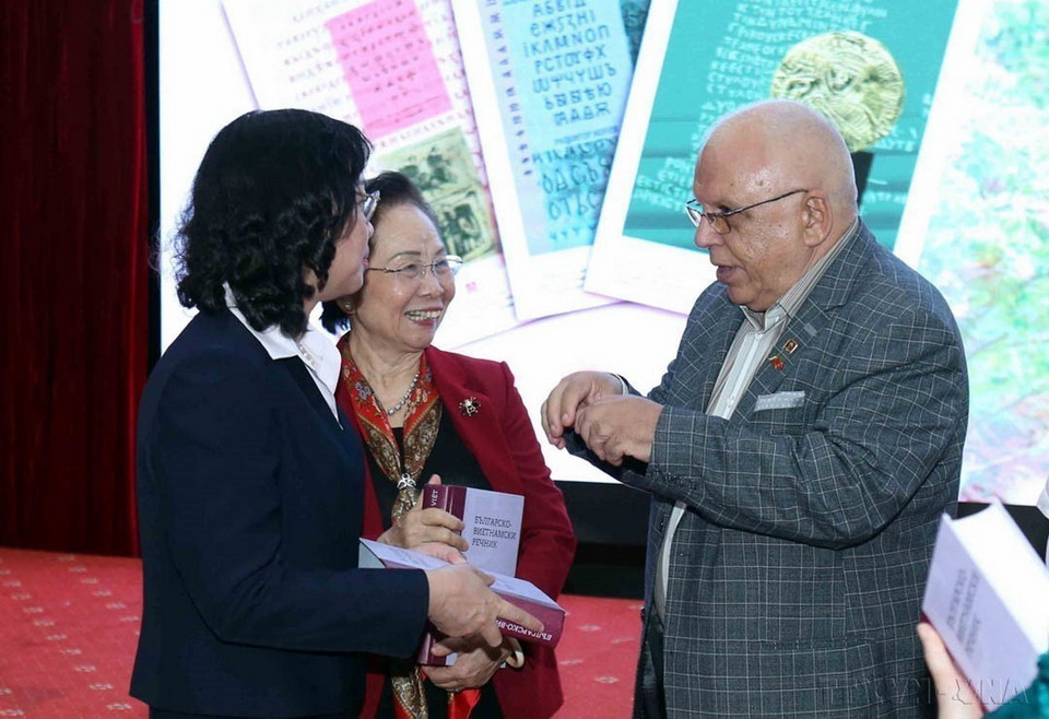 Nguyên Phó Chủ tịch nước Nguyễn Thị Doan trao đổi bên lề tại buổi Giao lưu hữu nghị "Về miền Ký ức" và ra mắt cuốn Từ điển Bun - Việt lần thứ 2 (7/1/2024). (Ảnh: TTXVN)