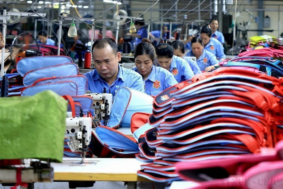 Các mặt hàng xuất khẩu chính của Việt Nam sang Bulgaria gồm sợi bông, càphê hạt, cao su thiên nhiên, gạo, hạt điều, quần áo, túi xách, giày da... Trong ảnh: May cặp, ba lo, túi xách của công ty Xuất nhập khẩu sản xuất dịch vụ Thương mại sản phẩm da Ladoda. (Ảnh: Tuấn Anh/TTXVN)