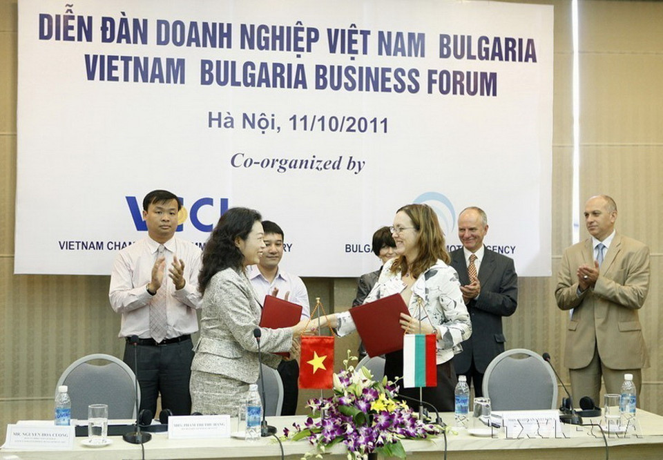 Ký kết thỏa thuận hợp tác giữa Phòng Thương mại và Công nghiệp Việt Nam (VCCI) với Cục Phát triển Doanh nghiệp nhỏ và vừa của Bulgaria (2011). (Ảnh: Huy Hùng/TTXVN)
