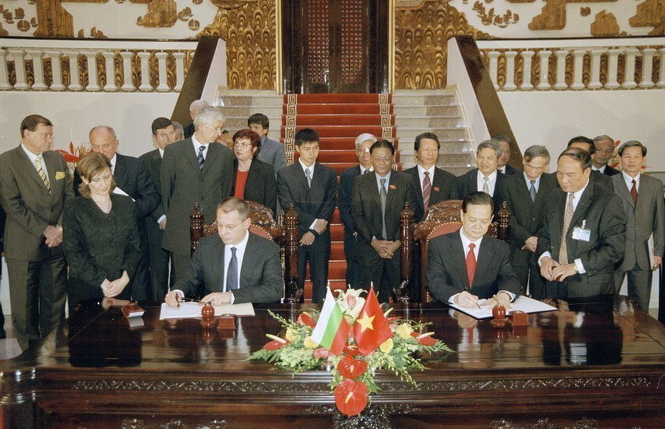 Thủ tướng Nguyễn Tấn Dũng và Thủ tướng Bulgaria Sergey Dmitrievich Stanishev ký Tuyên bố chung của hai nước (Hà Nội, 2006). (Ảnh: Nhan Sáng/TTXVN)