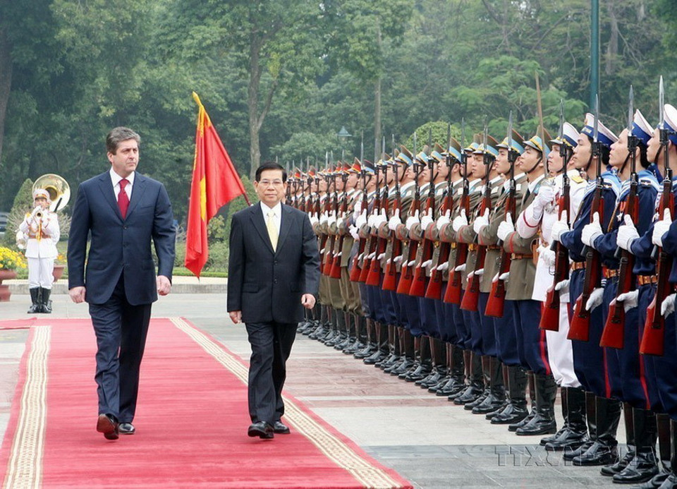 Chủ tịch nước Nguyễn Minh Triết chủ trì lễ đón Tổng thống Bulgaria Georgi Parvanov thăm chính thức Việt Nam (Hà Nội, 2009). (Ảnh: Nguyễn Khang/TTXVN)
