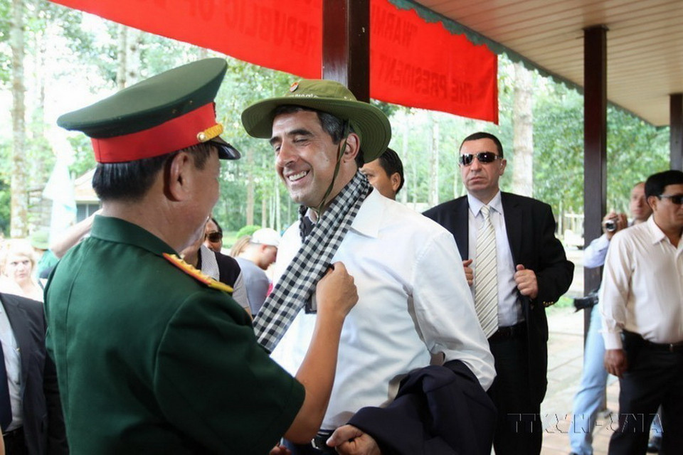 Tổng thống Bulgaria Rosen Plevneliev đến thăm Khu di tích Địa đạo Củ Chi tại Thành phố Hồ Chí Minh (2013). (Ảnh: Thanh Vũ/TTXVN)