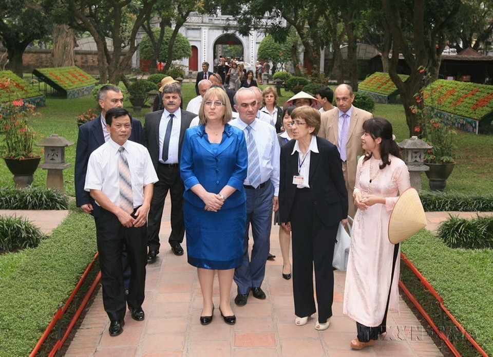 Chủ tịch Quốc hội Bulgaria Tsetska Tsacheva thăm Văn Miếu-Quốc Tử Giám trong chuyến thăm chính thức Việt Nam (Hà Nội, 2012). (Ảnh: TTXVN)