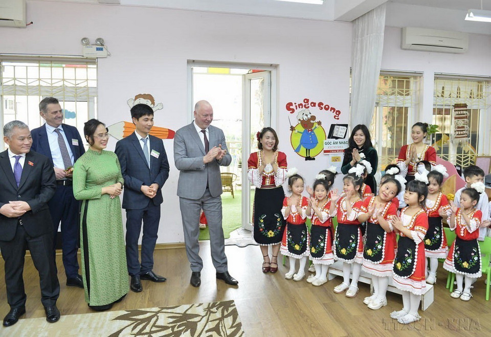 Chủ tịch Quốc hội Bulgaria Rossen Jeliazkov thăm Trường mầm non Việt Nam-Bulgaria (Hà Nội, 2024). (Ảnh: Minh Đức/TTXVN)