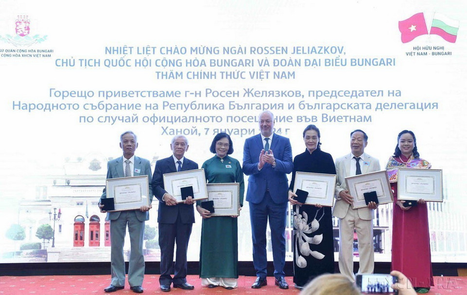 Chủ tịch Quốc hội Bulgaria Rossen Jeliazkov trao tặng Bằng khen của Quốc hội Bulgaria cho các cá nhân đã có thành tích xuất sắc trong công tác đối ngoại nhân dân, đóng góp tích cực vào việc thúc đẩy quan hệ hữu nghị đoàn kết truyền thống và hợp tác về nhiều mặt giữa nhân dân hai nước (Hà Nội, 7/1/2024). (Ảnh: Minh Đức/TTXVN)