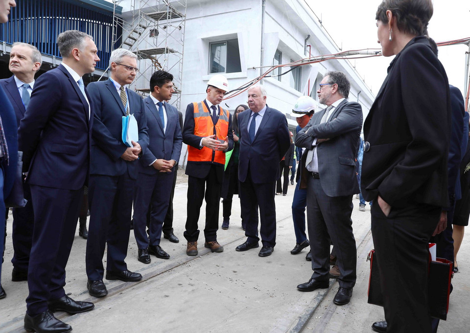 Chủ tịch Thượng viện Cộng hòa Pháp Gérard Larcher tham quan khu Trung tâm điều khiển và bảo dưỡng, sửa chữa tàu của tuyến đường sắt đô thị số 3. (Ảnh: Phạm Kiên/TTXVN)