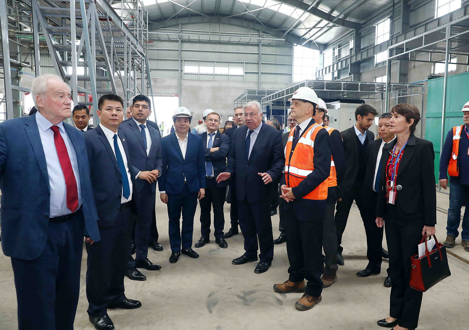 Chủ tịch Thượng viện Cộng hòa Pháp Gérard Larcher thăm khu Trung tâm điều khiển và bảo dưỡng, sửa chữa tàu của tuyến đường sắt đô thị số 3. (Ảnh: Phạm Kiên/TTXVN)