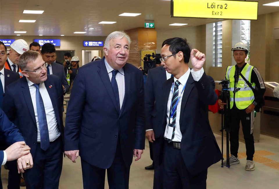 Chủ tịch Thượng viện Cộng hòa Pháp Gérard Larcher khảo sát dự án tuyến đường sắt đô thị số 3. (Ảnh: Phạm Kiên/TTXVN)