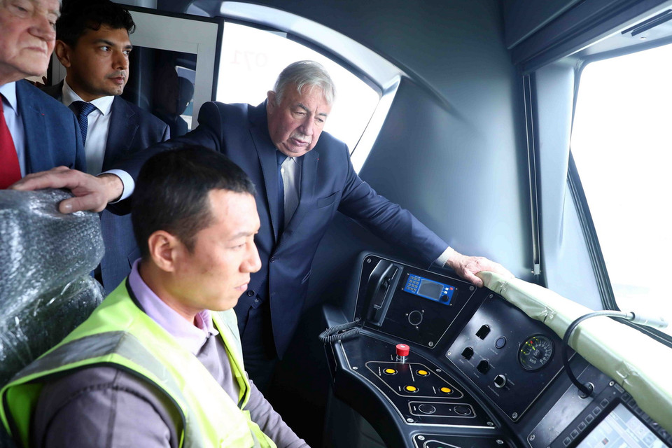 Chủ tịch Thượng viện Cộng hòa Pháp Gérard Larcher khảo sát dự án tuyến đường sắt đô thị số 3. (Ảnh: Phạm Kiên/TTXVN)