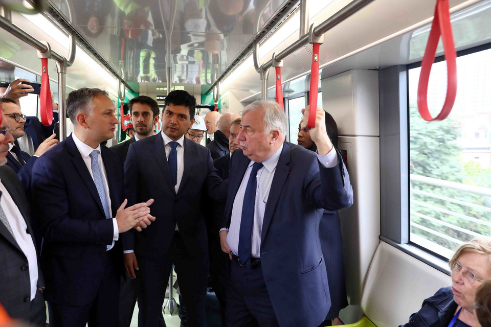 Chủ tịch Thượng viện Cộng hòa Pháp Gérard Larcher khảo sát dự án tuyến đường sắt đô thị số 3. (Ảnh: Phạm Kiên/TTXVN)