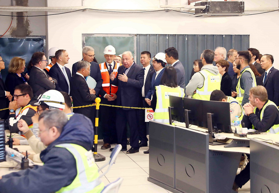 Chủ tịch Thượng viện Cộng hòa Pháp Gérard Larcher tham quan Trung tâm điều khiển vận hành tuyến đường sắt đô thị số 3. (Ảnh: Phạm Kiên/TTXVN)