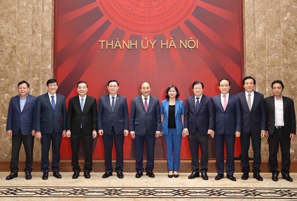 Thủ tướng Nguyễn Xuân Phúc chụp ảnh chung với các lãnh đạo chủ chốt thành phố Hà Nội tham dự buổi làm việc. (Ảnh: Thống Nhất/TTXVN)